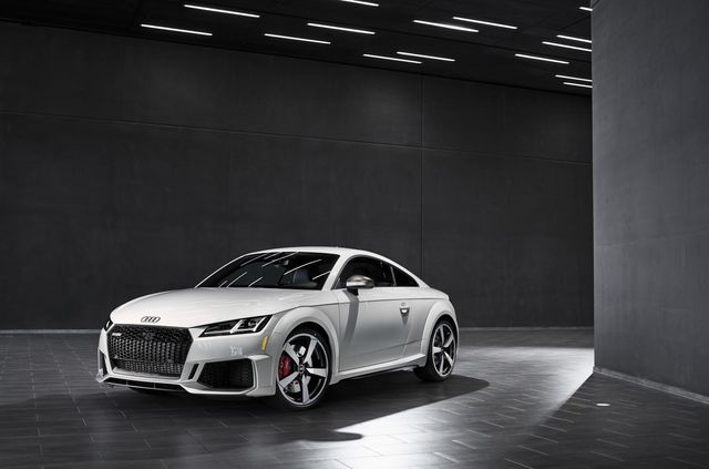 Audi представила прощальну версію 'заряджених' TT RS - фото 487661