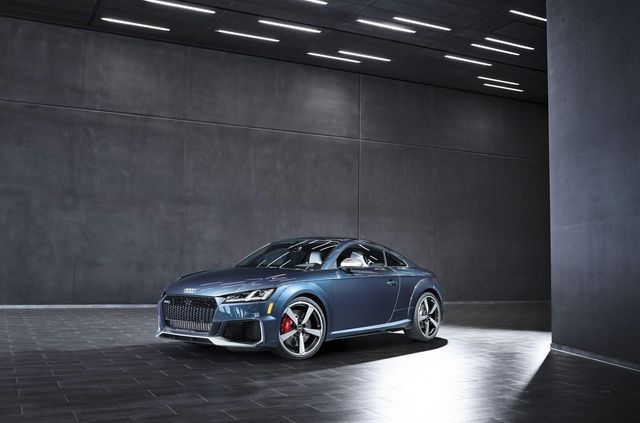 Audi представила прощальну версію 'заряджених' TT RS - фото 487664