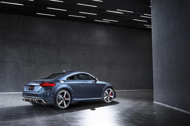 Audi представила прощальну версію 'заряджених' TT RS - фото 487665