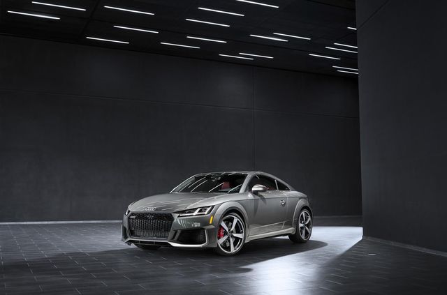 Audi представила прощальну версію 'заряджених' TT RS - фото 487667