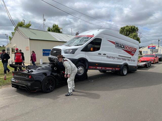 Фургон Ford Transit 'осідлав' спорткар Lotus: подивіться на епічну аварію - фото 487743