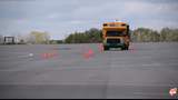 Шкільний автобус вразив проходженням "лосячого" тесту: вражаюче відео