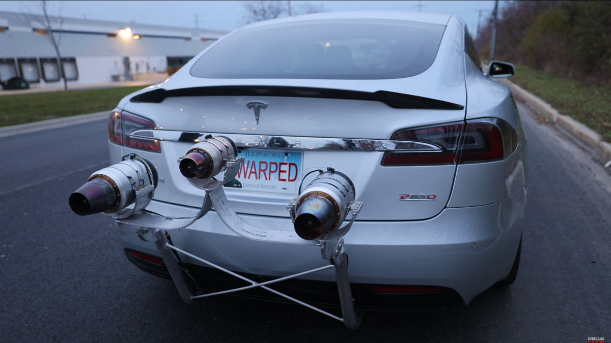 Tesla Model S обладнали реактивними двигунами - фото 1