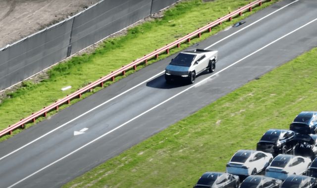 З бічними дзеркалами і двірником: у мережі показали новий прототип пікапа Cybertruck - фото 488014