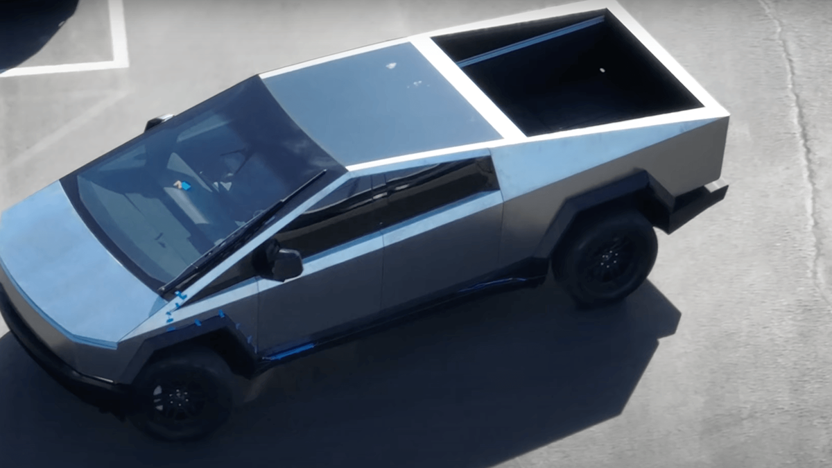 З бічними дзеркалами і двірником: у мережі показали новий прототип пікапа Cybertruck - фото 1