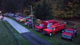 Ентузіаст зібрав у себе у дворі величезну колекцію старих вантажівок Ford