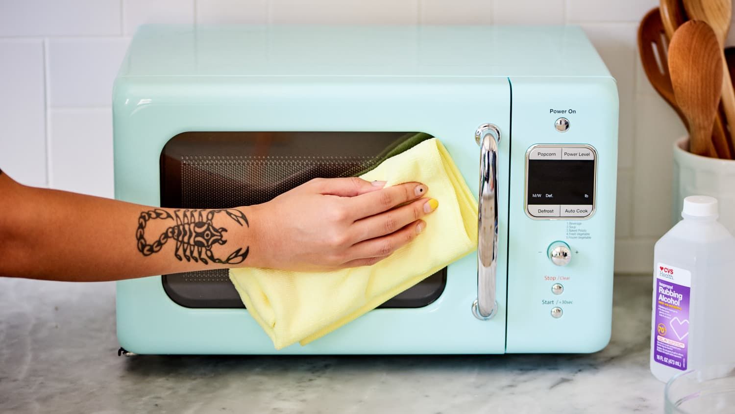 Як без зусиль відчистити мікрохвильовку та позбутися неприємних запахів: кухонні лайфхаки