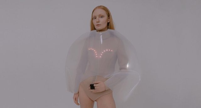 'Емоційний одяг': дизайнерка створила колекцію, що допоможе впоратися з тривогою і стресом - фото 488072