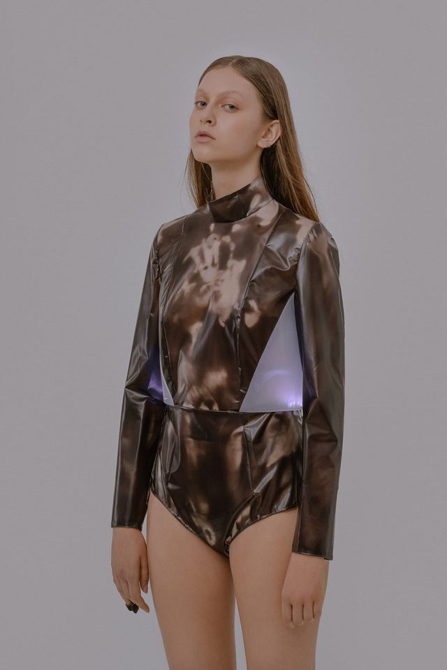 'Емоційний одяг': дизайнерка створила колекцію, що допоможе впоратися з тривогою і стресом - фото 488075