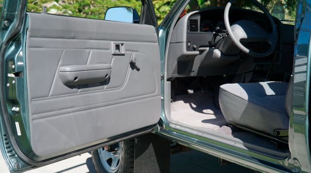 З молотка пустять 28-річний пікап Toyota Hilux, який проїхав усього 150 кілометрів - фото 488084