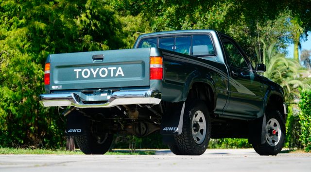 З молотка пустять 28-річний пікап Toyota Hilux, який проїхав усього 150 кілометрів - фото 488087