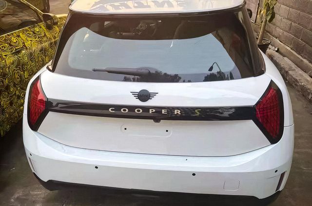 За рік до прем'єри: у мережі випадково розсекретили дизайн нового MINI - фото 488107