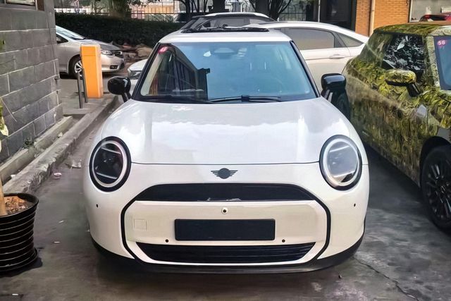 За рік до прем'єри: у мережі випадково розсекретили дизайн нового MINI - фото 488109