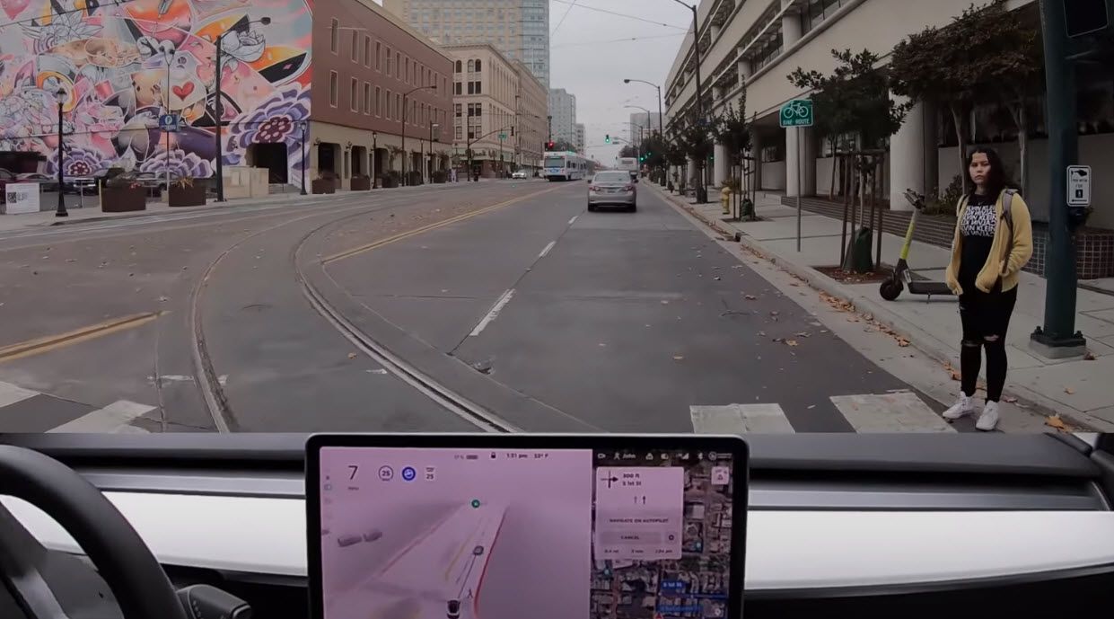 Tesla на автопілоті мало не збила дівчину на пішохідному переході: відео