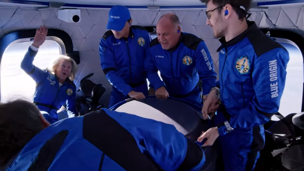 Третій політ туристів у космос від Blue Origin: у мережі показали відео зсередини капсули - фото 1