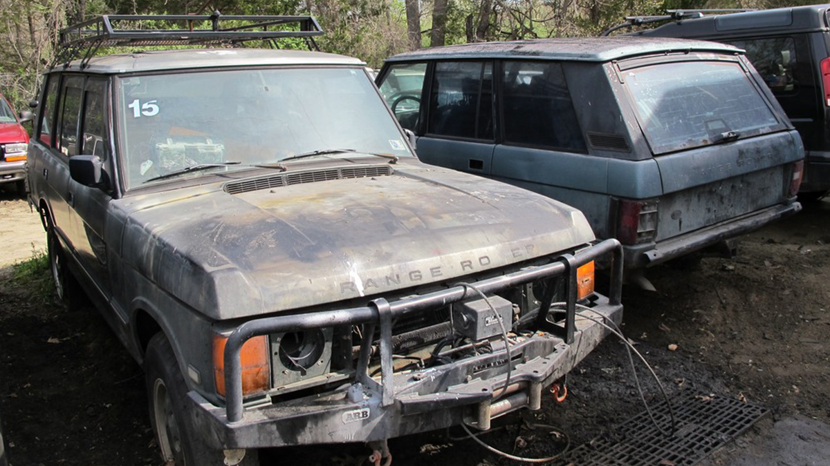 На продаж виставили відразу 16 класичних Range Rover, які простояли на вулиці багато років - фото 1