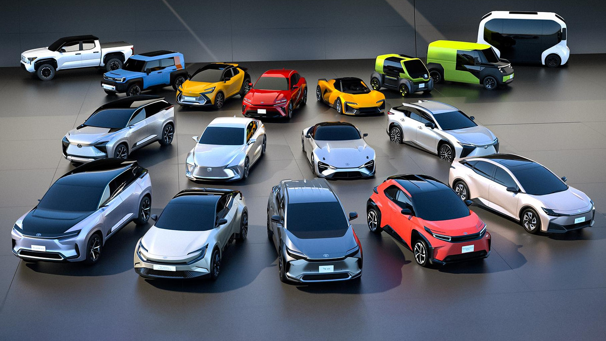 Toyota планує випустити десяток електромобілів - фото 1