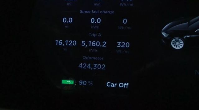 Дивіться, як виглядає салон Tesla, яка за усе своє життя наїздила 700 тисяч км у таксі - фото 488325