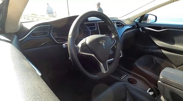 Дивіться, як виглядає салон Tesla, яка за усе своє життя наїздила 700 тисяч км у таксі - фото 488326