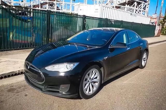 Дивіться, як виглядає салон Tesla, яка за усе своє життя наїздила 700 тисяч км у таксі - фото 488327