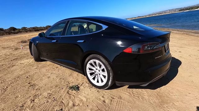 Дивіться, як виглядає салон Tesla, яка за усе своє життя наїздила 700 тисяч км у таксі - фото 488328