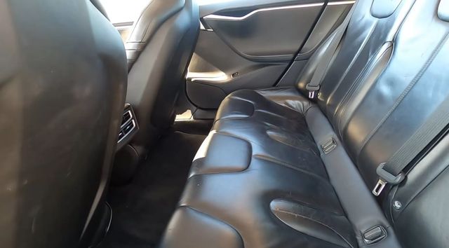 Дивіться, як виглядає салон Tesla, яка за усе своє життя наїздила 700 тисяч км у таксі - фото 488329