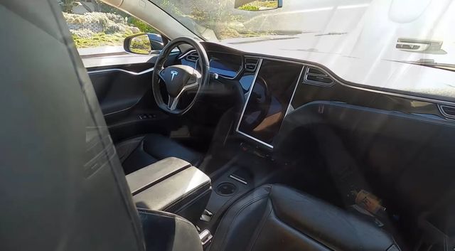 Дивіться, як виглядає салон Tesla, яка за усе своє життя наїздила 700 тисяч км у таксі - фото 488330