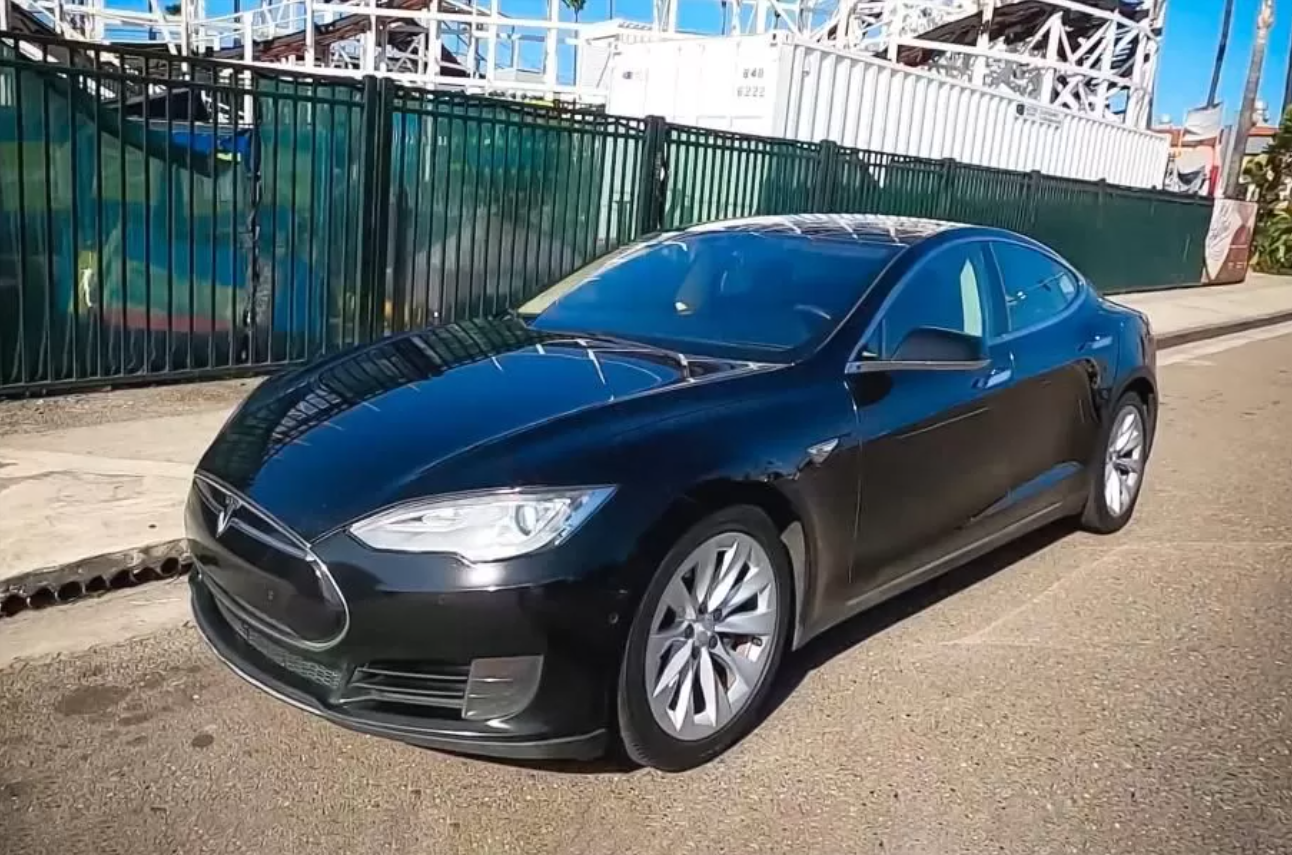 Дивіться, як виглядає салон Tesla, яка за усе своє життя наїздила 700 тисяч км у таксі