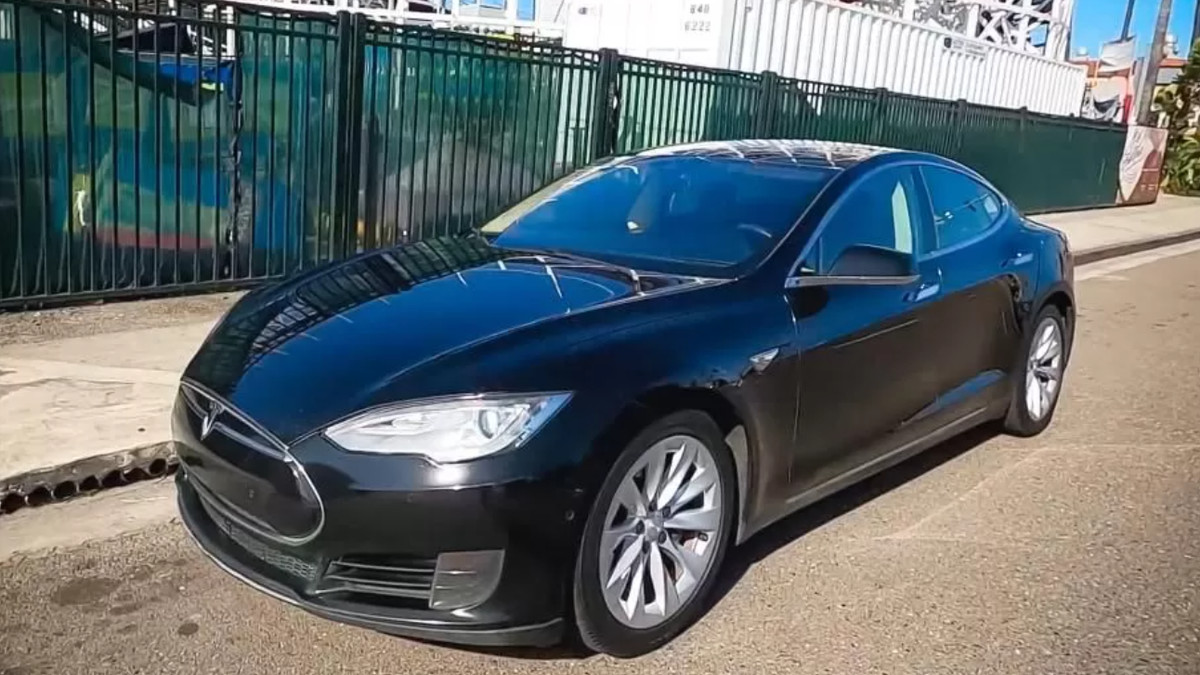 Tesla Model S 2015 - фото 1