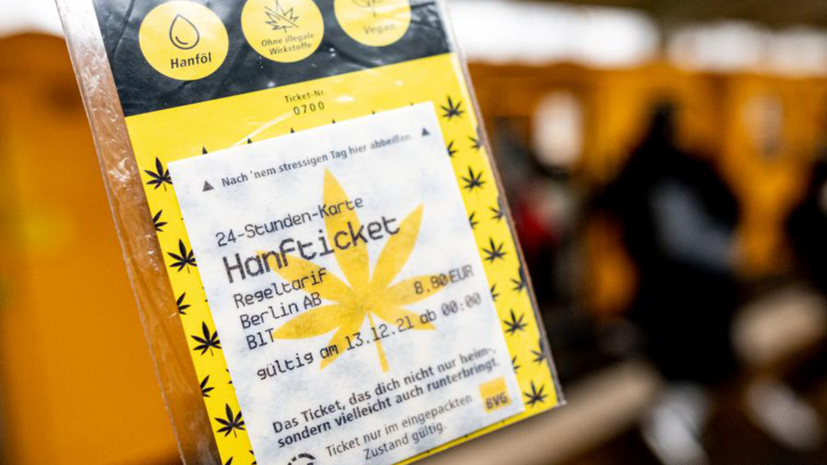 У громадському транспорті Берліна продають їстівні конопляні квитки - фото 1