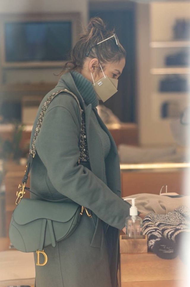 Куди зник прес? Дженніфер Лопес засвітила неідеальний животик - фото 488515