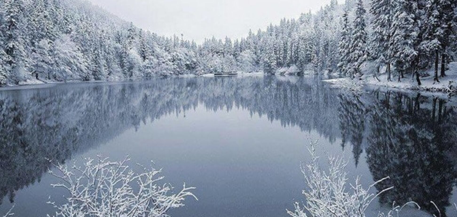Зимові фото найбільшого озера Українських Карпат зачарували мережу