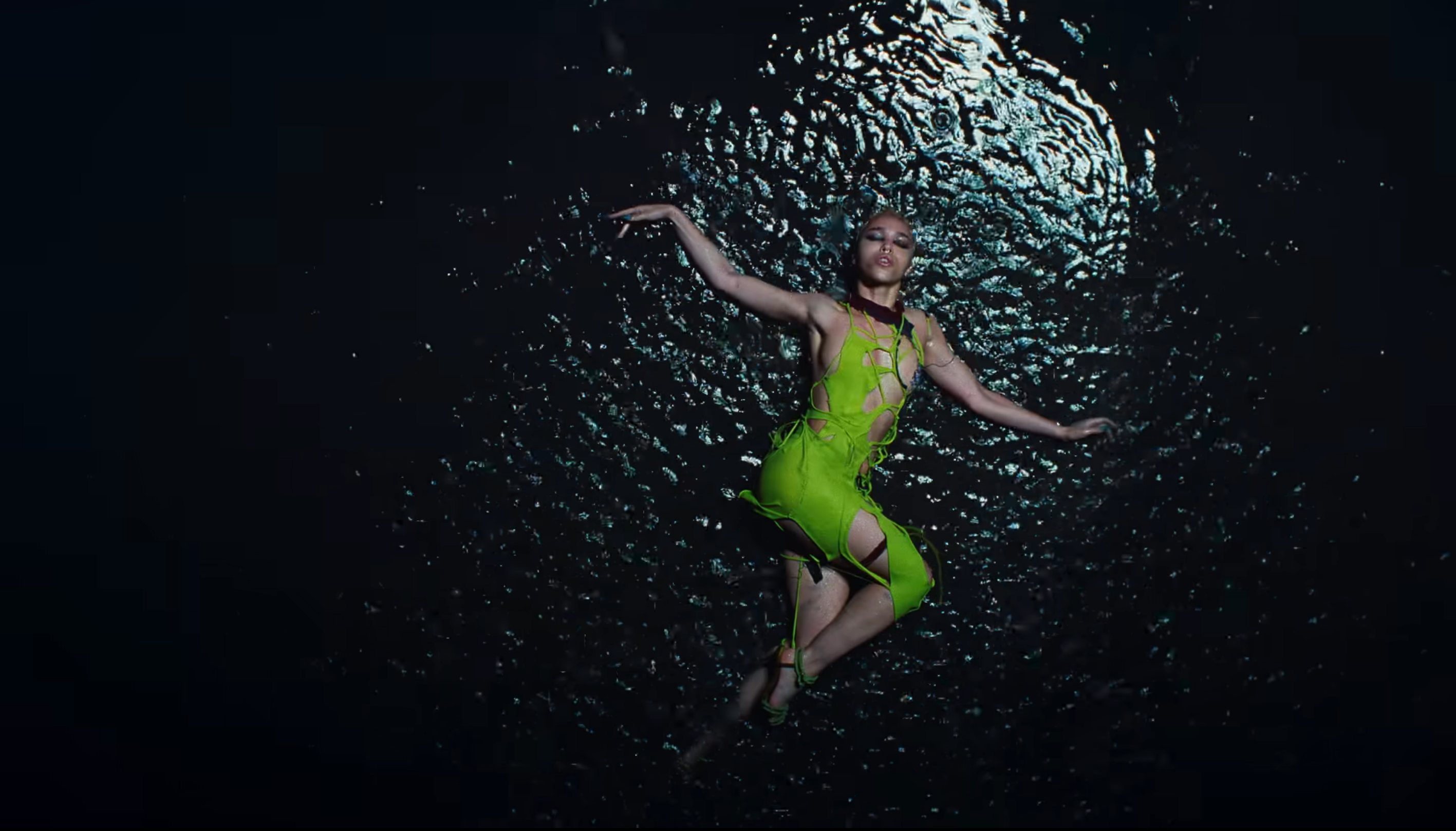 Tears In The Club: дивіться кліп на нову пісню FKA Twigs і The Weeknd