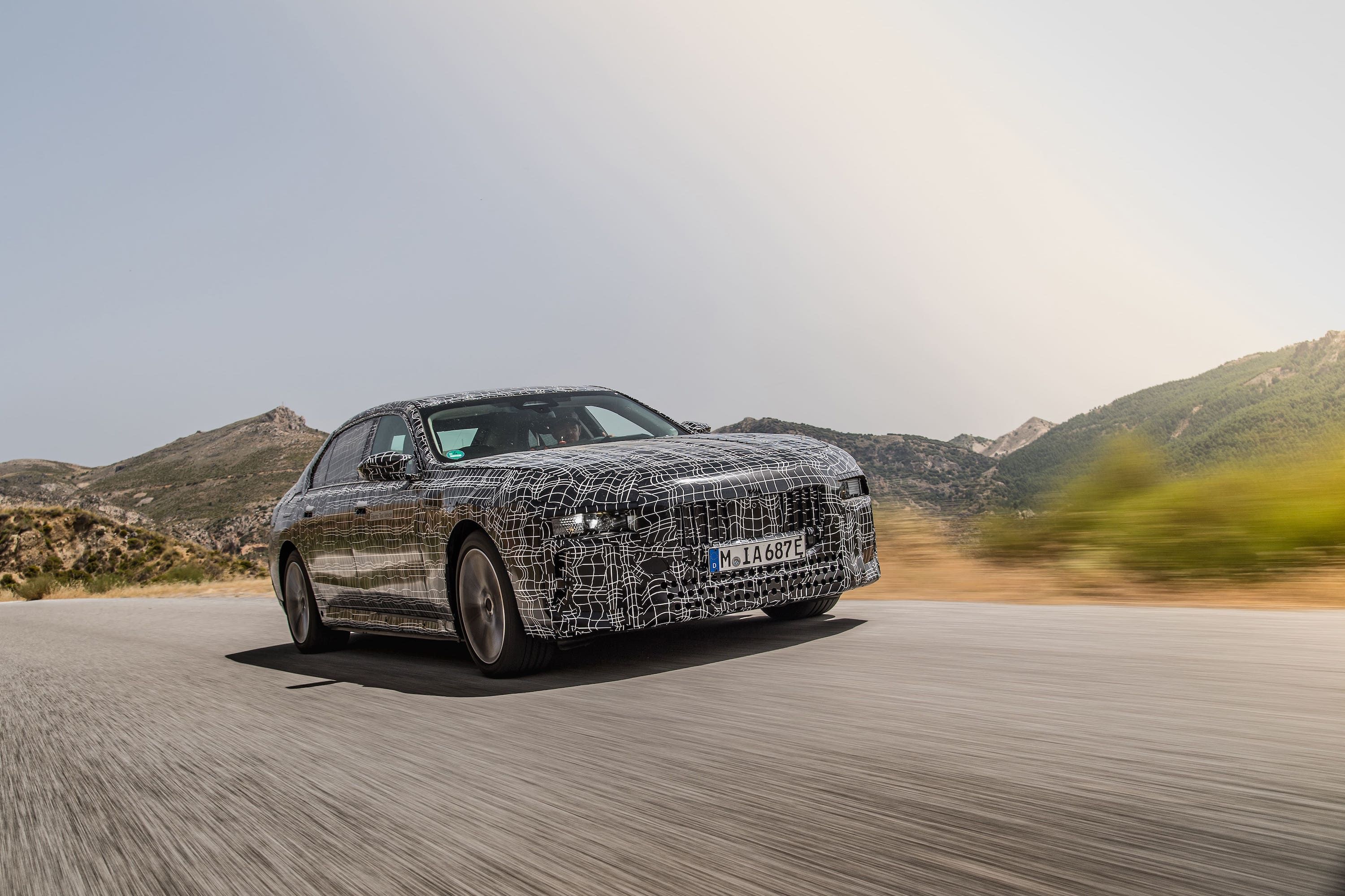 Електричний седан BMW i7 пройшов випробування екстремальною спекою