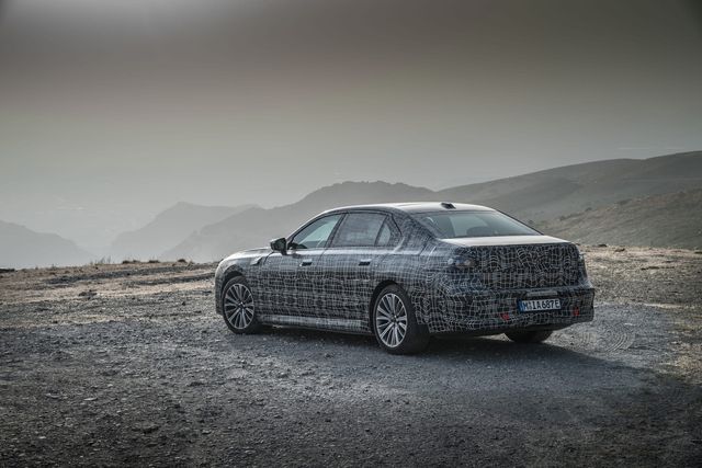 Електричний седан BMW i7 пройшов випробування екстремальною спекою - фото 488814