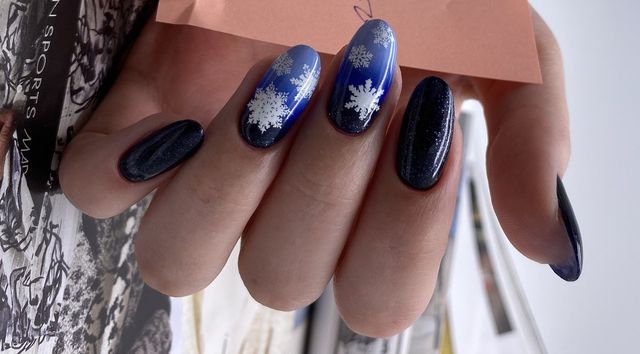 Манікюр на Новий рік 2022: 50 красивих ідей нігтів у фото - фото 488895