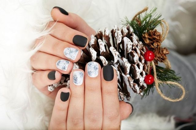 Манікюр на Новий рік 2022: 50 красивих ідей нігтів у фото - фото 488898