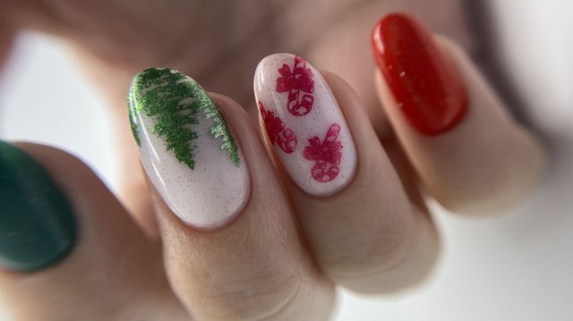 Манікюр на Новий рік 2022: 50 красивих ідей нігтів у фото - фото 488900