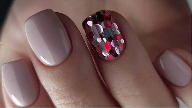 Манікюр на Новий рік 2022: 50 красивих ідей нігтів у фото - фото 488915