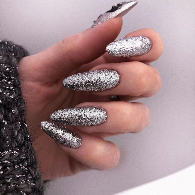 Манікюр на Новий рік 2022: 50 красивих ідей нігтів у фото - фото 488922