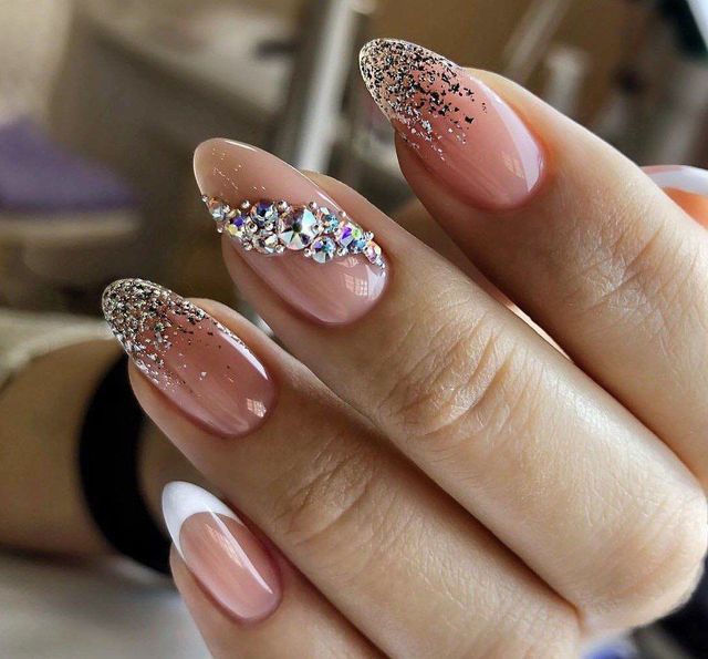 Манікюр на Новий рік 2022: 50 красивих ідей нігтів у фото - фото 488927