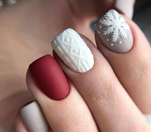 Манікюр на Новий рік 2022: 50 красивих ідей нігтів у фото - фото 488930