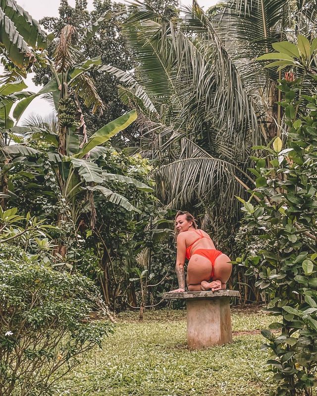 Спортсменка з Казахстану розбурхала мережу сміливими пляжними фото - фото 488973