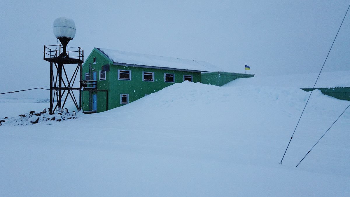 Станцію Академік Вернадський засипало снігом - фото 1