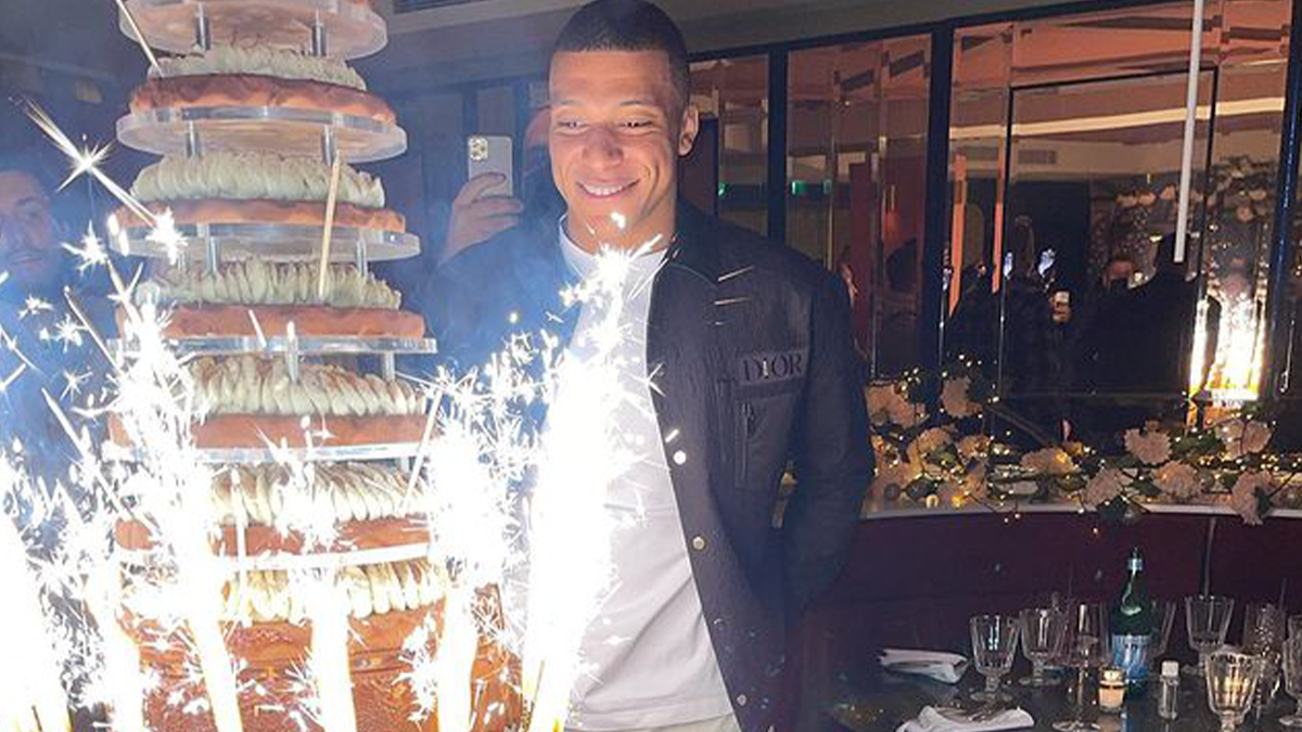 Найдорожчому футболісту світу подарували торт у повний зріст гравця: фотофакт