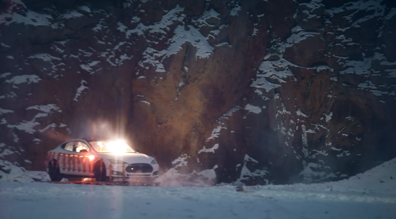 Чоловік підірвав свою Tesla разом з манекеном Маска після того, як дізнався ціну ремонту - фото 1