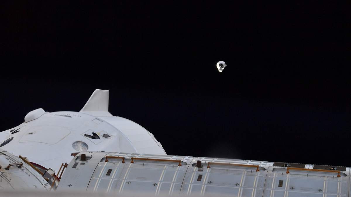 Cargo Dragon успішно пристикувався до МКС - фото 1