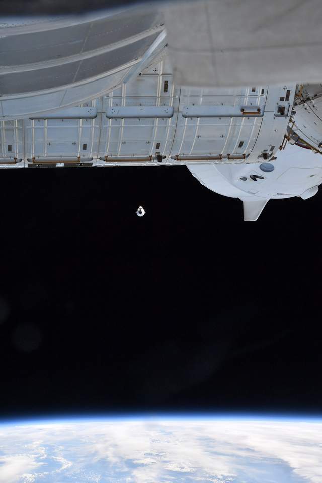 Космічний корабель Cargo Dragon успішно пристикувався до МКС: фотофакт - фото 489349