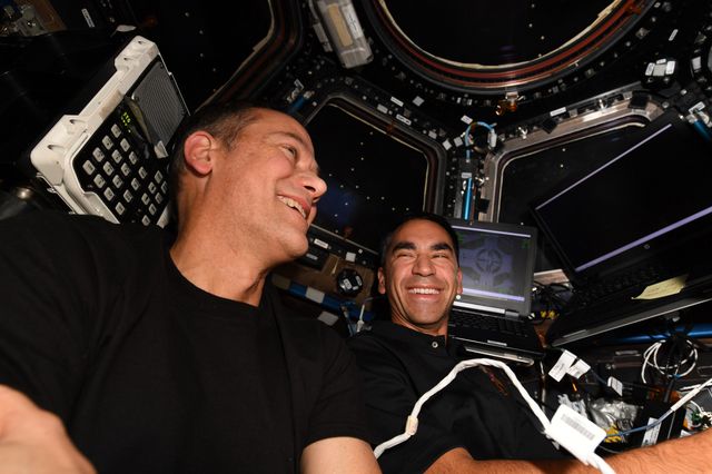 Космічний корабель Cargo Dragon успішно пристикувався до МКС: фотофакт - фото 489350