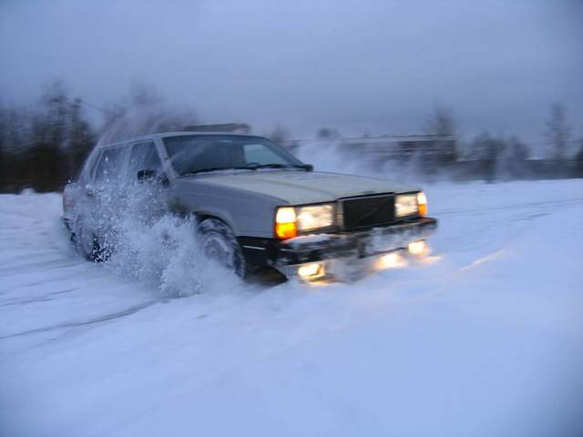 6 важливих правил для безпечної їзди у снігопад: їх повинен знати кожен водій - фото 489364